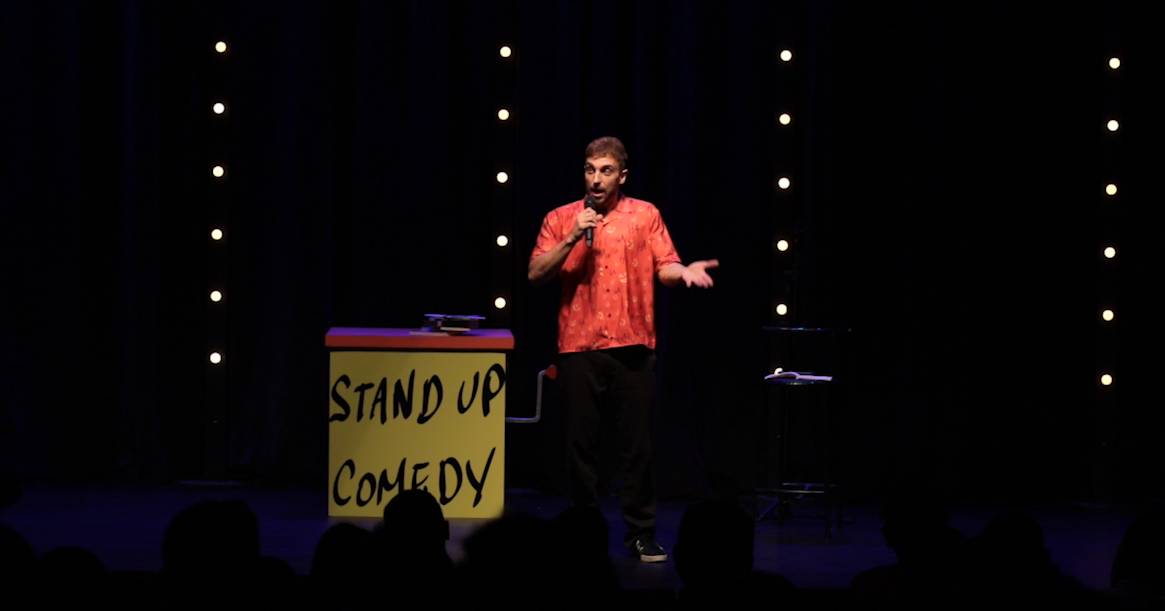 Absolvição de Léo Lins reacende debate sobre limites do humor e liberdade de expressão no Brasil