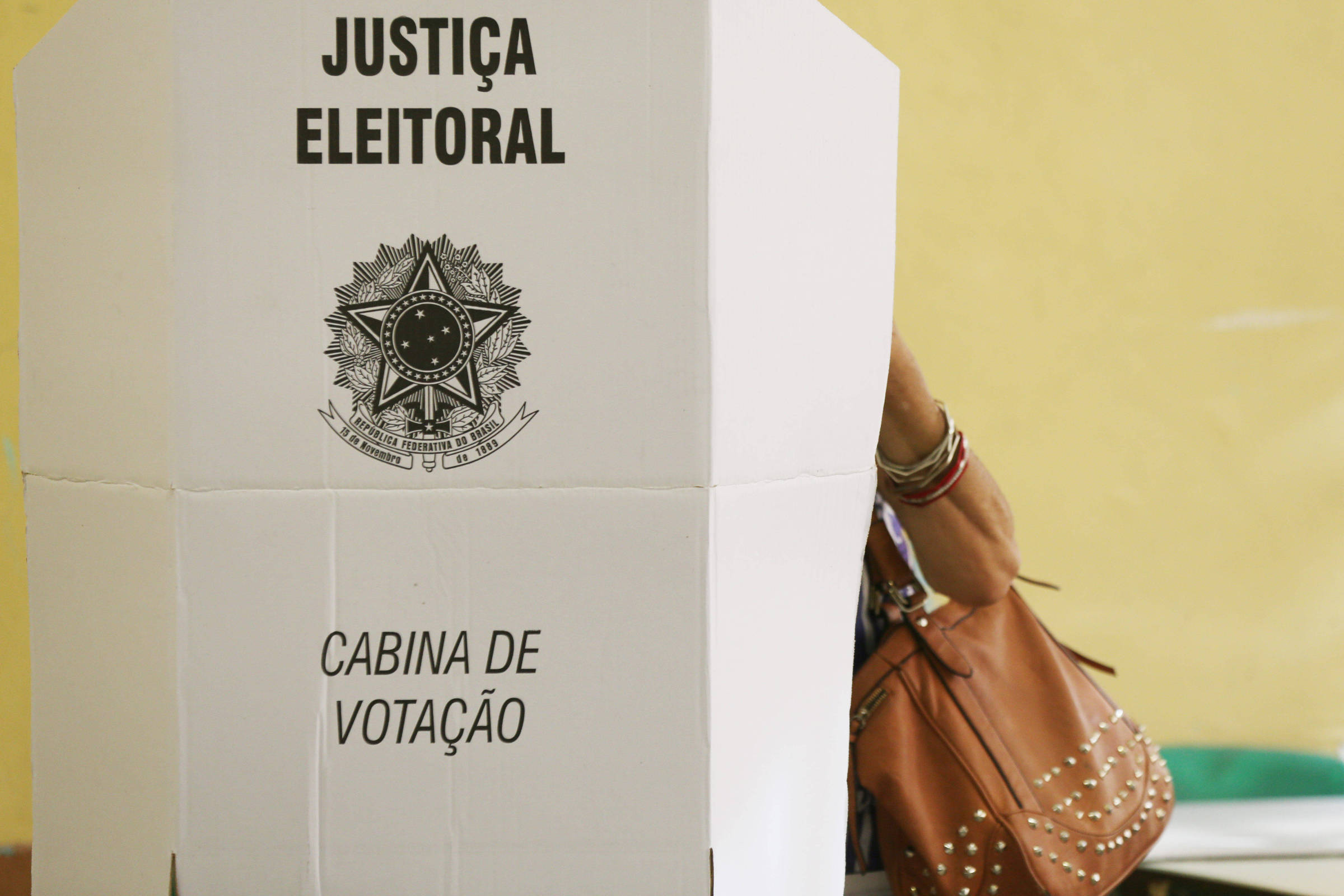 TSE exclui mecanismos antifraude para cotas raciais nas eleições de 2026, colocando em risco políticas de diversidade