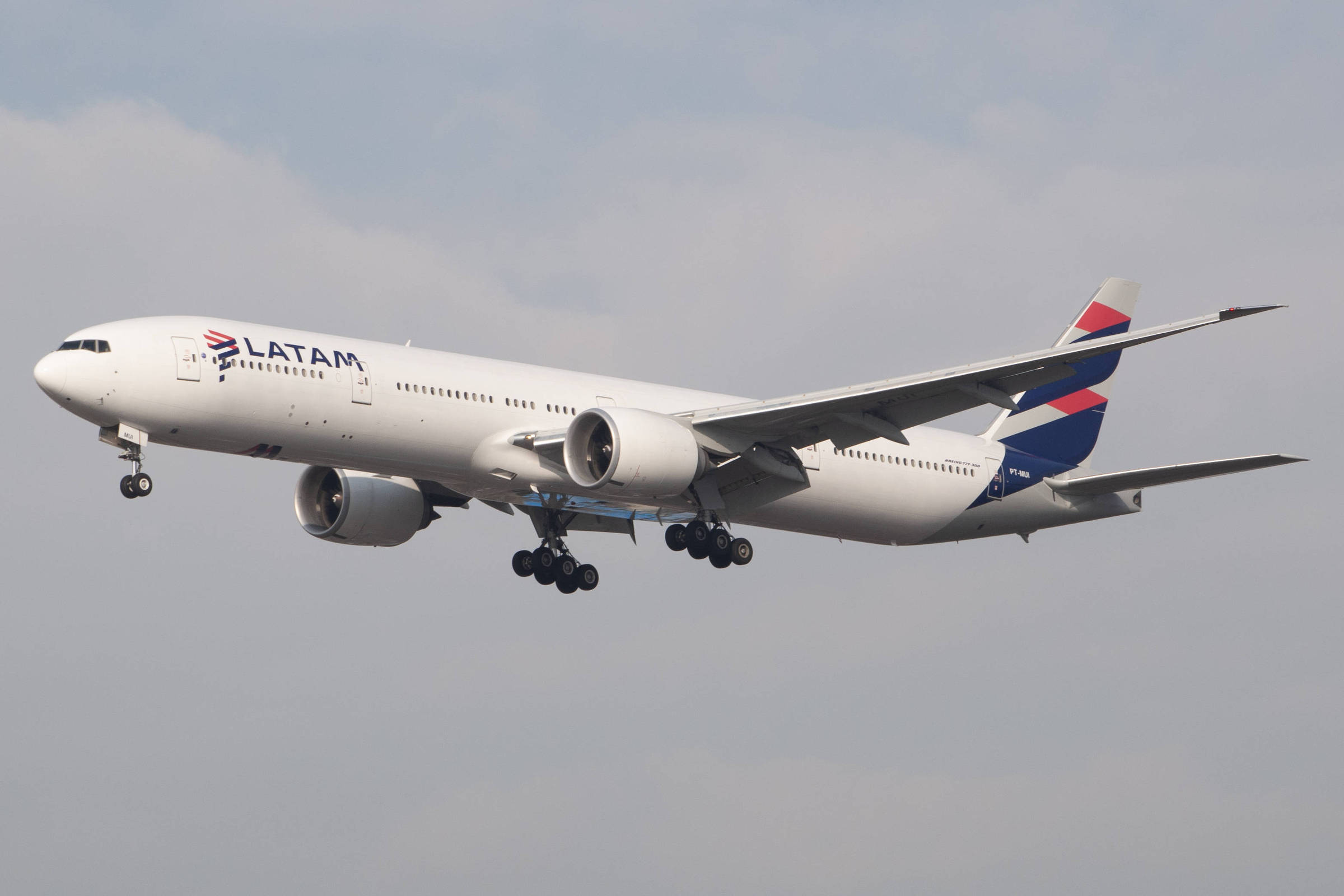 Latam aborta decolagem de Boeing 777 em Guarulhos devido a superaquecimento de motor Latam aborta decolagem de Boeing 777 em Guarulhos devido a superaquecimento de motor