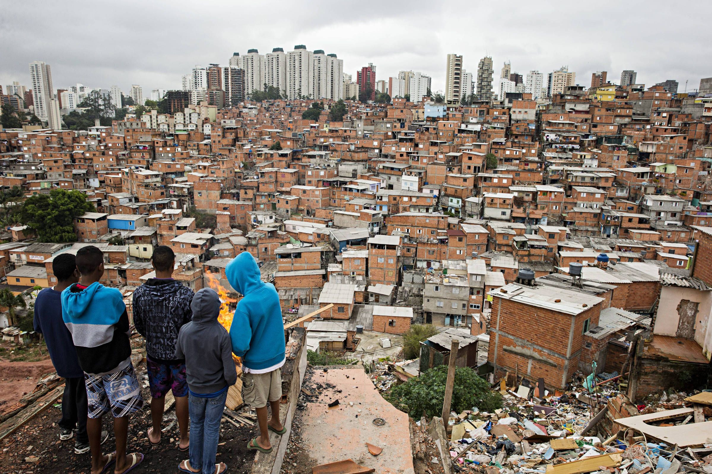 Empreendedorismo lidera aspirações em comunidades vulneráveis para 2026, segundo estudo