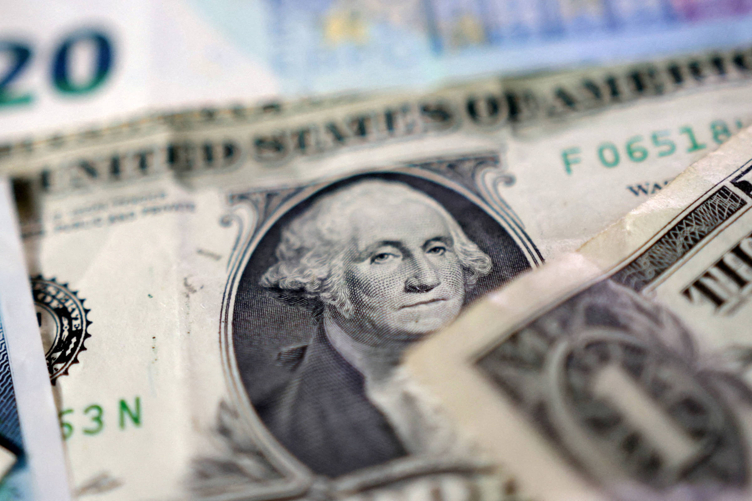Dólar desvaloriza-se no Brasil com IBC-Br acima das expectativas e tensões EUA-Irão em foco Dólar desvaloriza-se no Brasil com IBC-Br acima das expectativas e tensões EUA-Irão em foco
