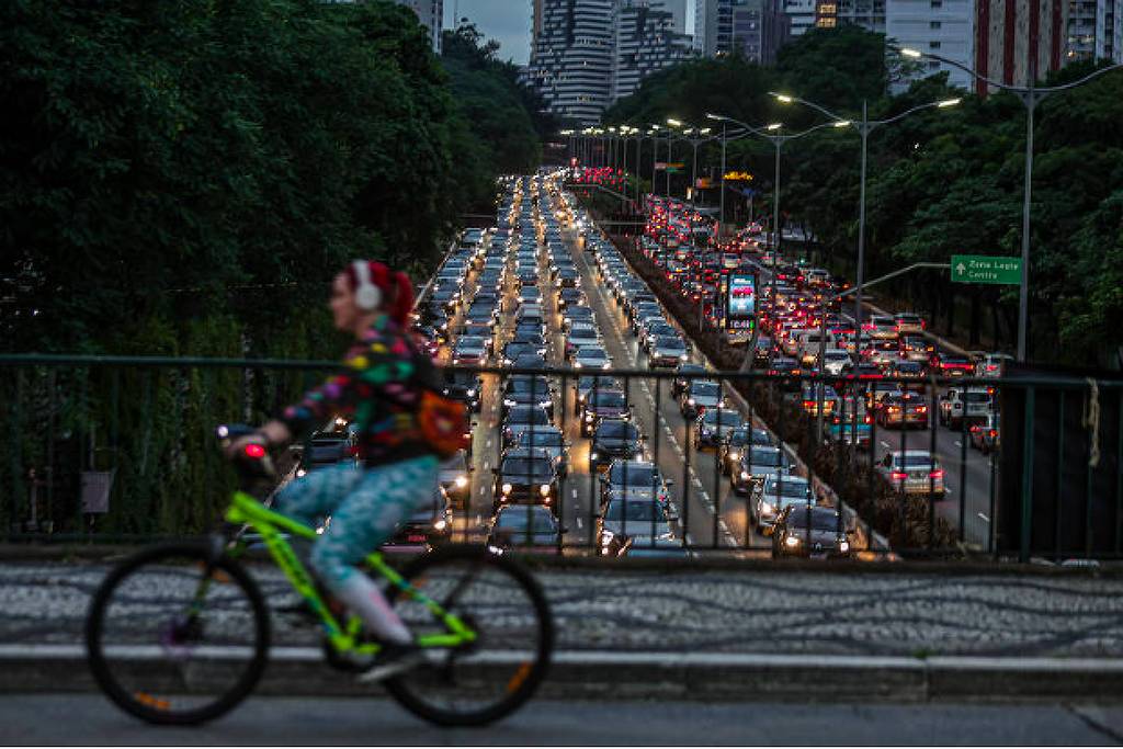 Trânsito de São Paulo regressa a níveis pré-pandemia com tendência de agravamento Trânsito de São Paulo regressa a níveis pré-pandemia com tendência de agravamento