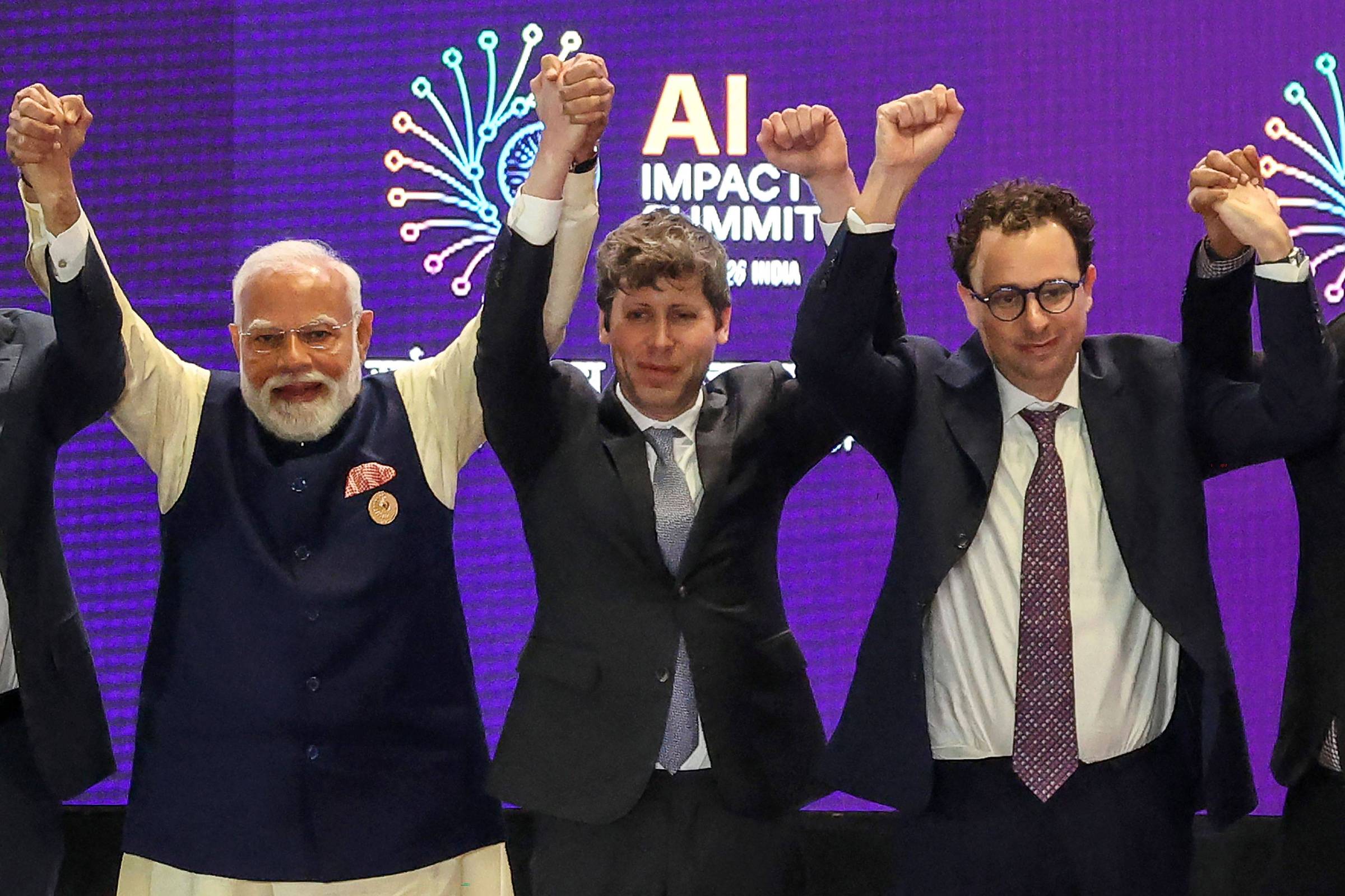 Rivalidade Tecnológica Exposta: CEOs da OpenAI e Anthropic Recusam-se a Dar as Mãos em Cimeira Global de IA