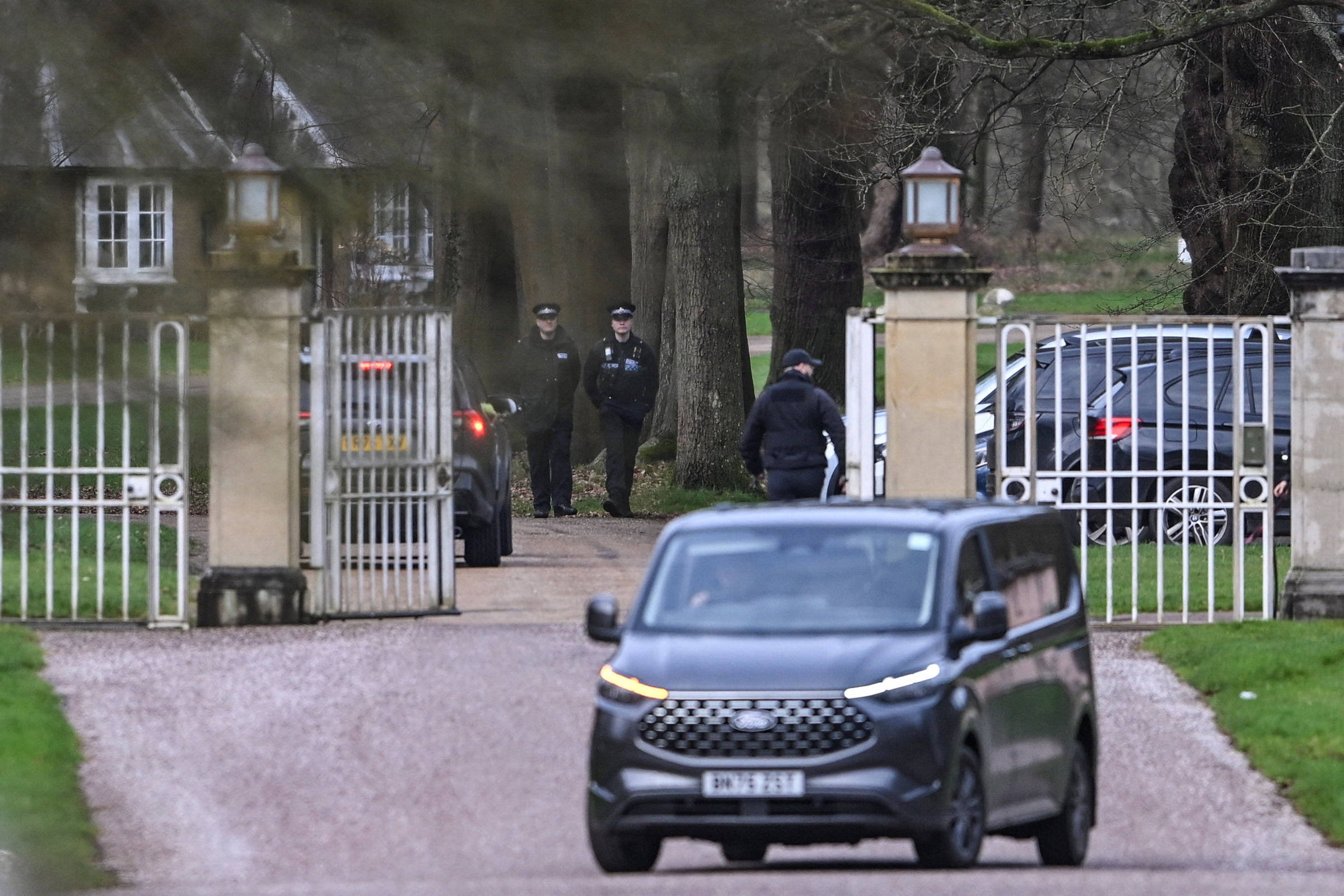 Polícia britânica prossegue buscas em mansão de Windsor após detenção do ex-príncipe Andrew