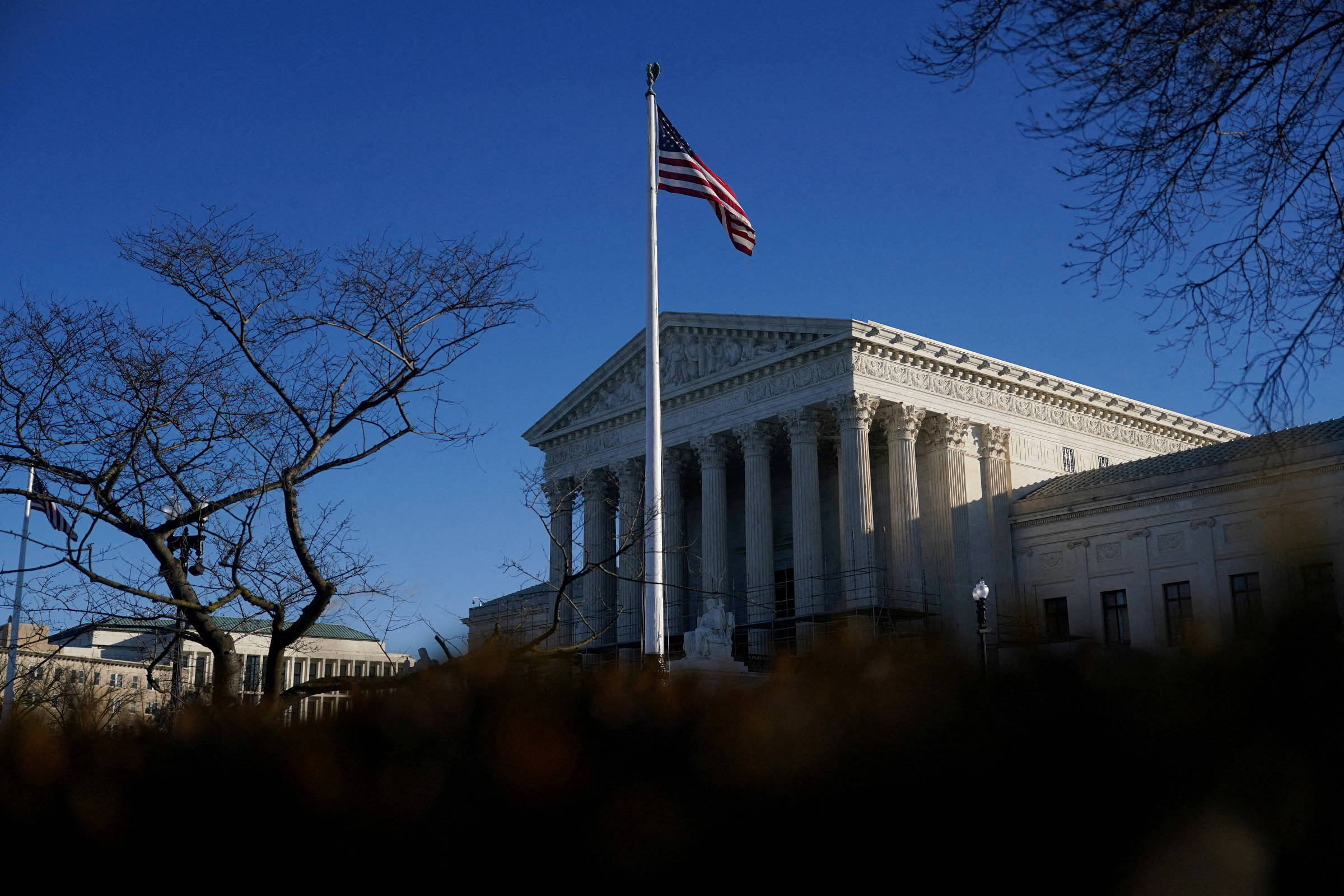 Suprema Corte dos EUA derruba tarifas de Trump: análise do impacto político e económico