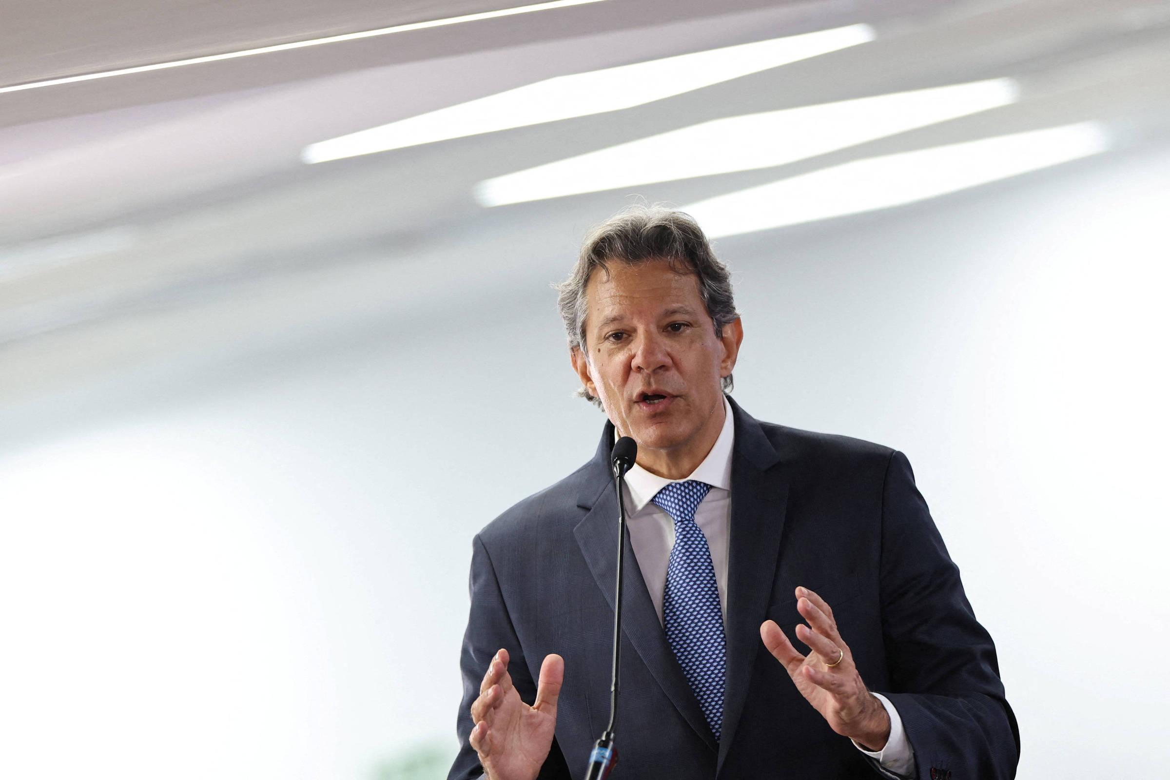 Ministro da Fazenda afirma que competitividade brasileira mantém-se inalterada perante tarifas globais dos EUA