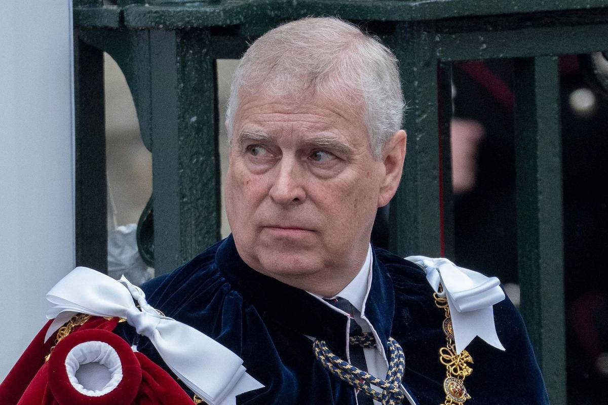 Governo britânico analisa remoção do ex-príncipe Andrew da linha de sucessão real Governo britânico analisa remoção do ex-príncipe Andrew da linha de sucessão real