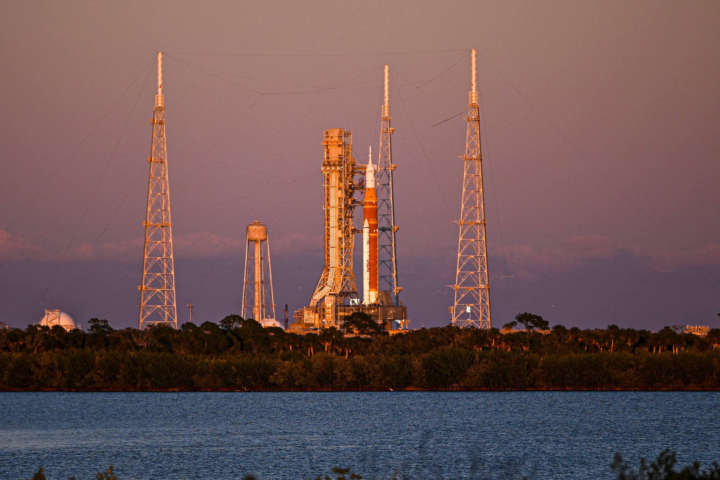 NASA adia missão Artemis 2 para a Lua devido a problemas técnicos no foguete SLS