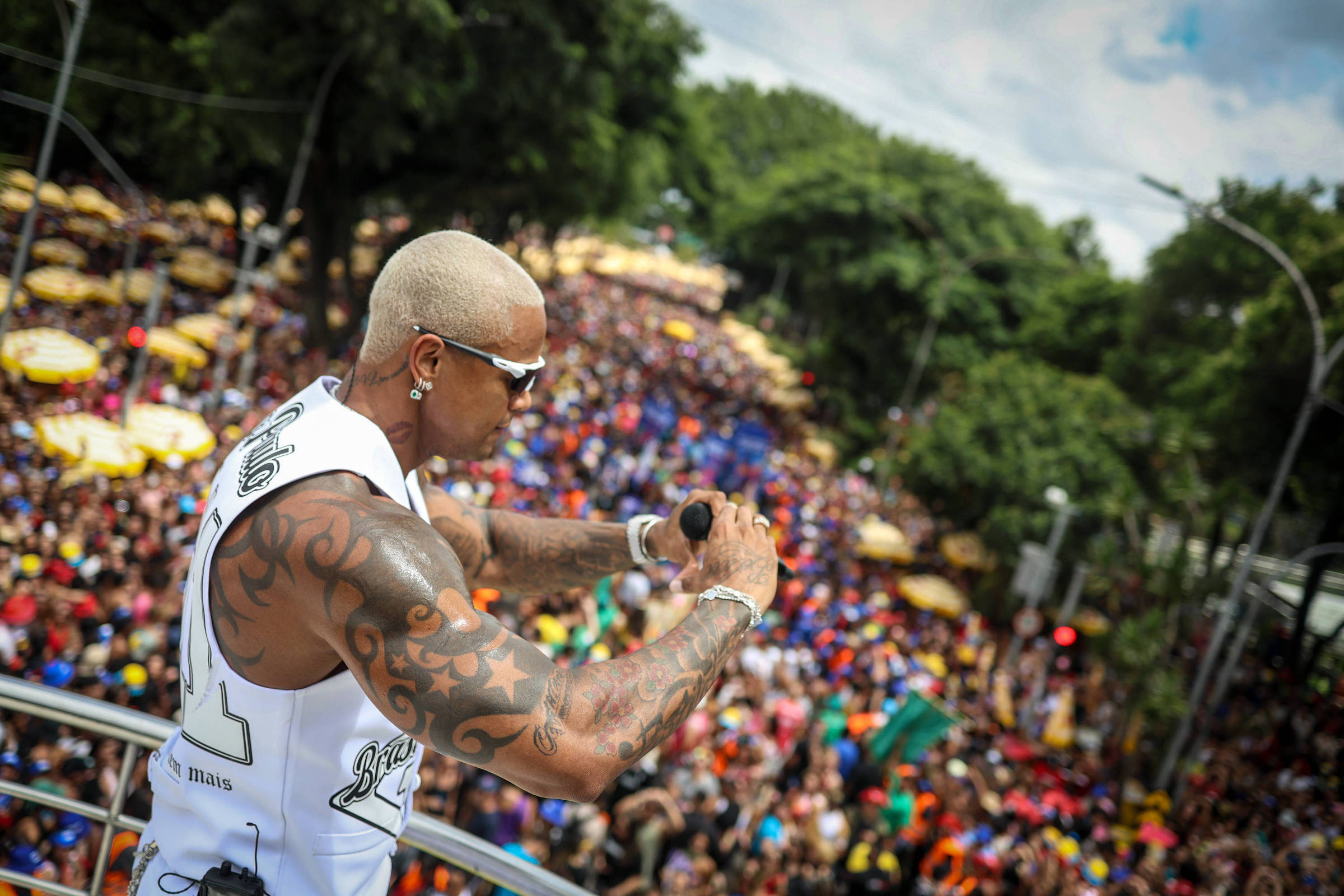 Léo Santana Conquista Multidão em São Paulo: Um Fenómeno Cultural que Transpõe Fronteiras Regionais Léo Santana Conquista Multidão em São Paulo: Um Fenómeno Cultural que Transpõe Fronteiras Regionais
