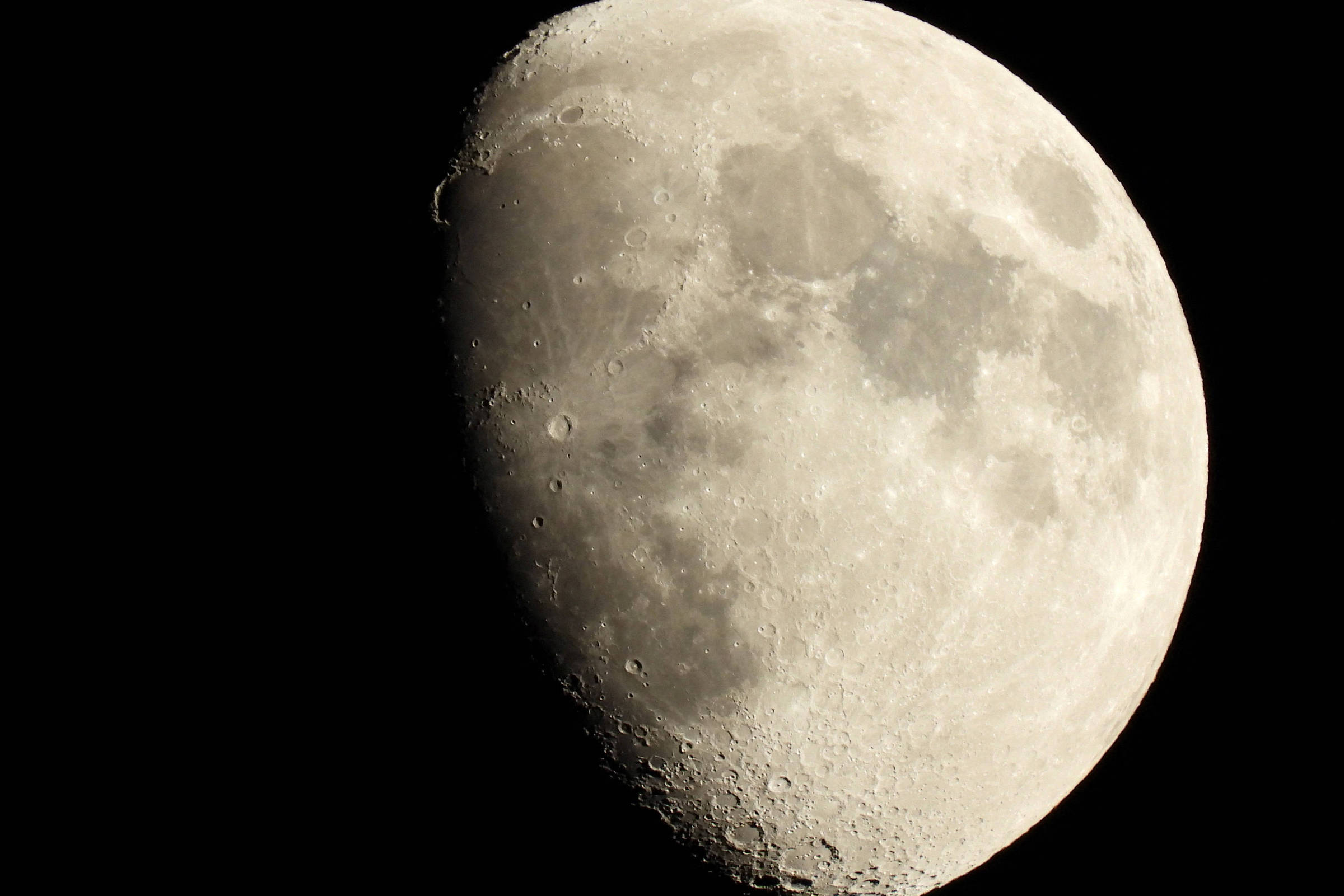 Elon Musk Anuncia Plano para Cidade Lunar Autossustentável em Menos de Dez Anos