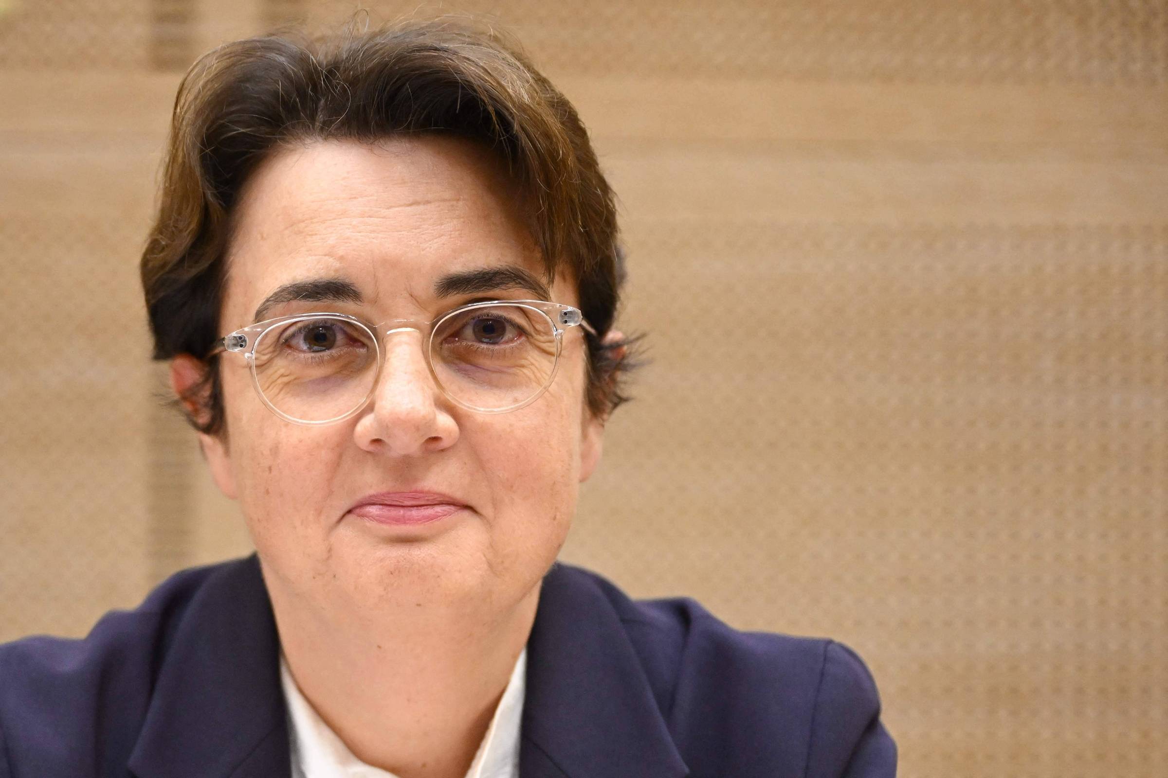 Demissão da Presidente do Louvre Após Roubo de 102 Milhões de Dólares Revela Crise de Segurança em Museus Franceses
