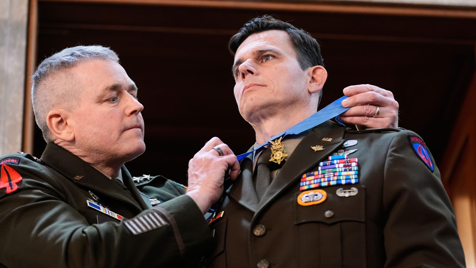Presidente dos EUA condecora piloto militar ferido em operação na Venezuela com Medalha de Honra
