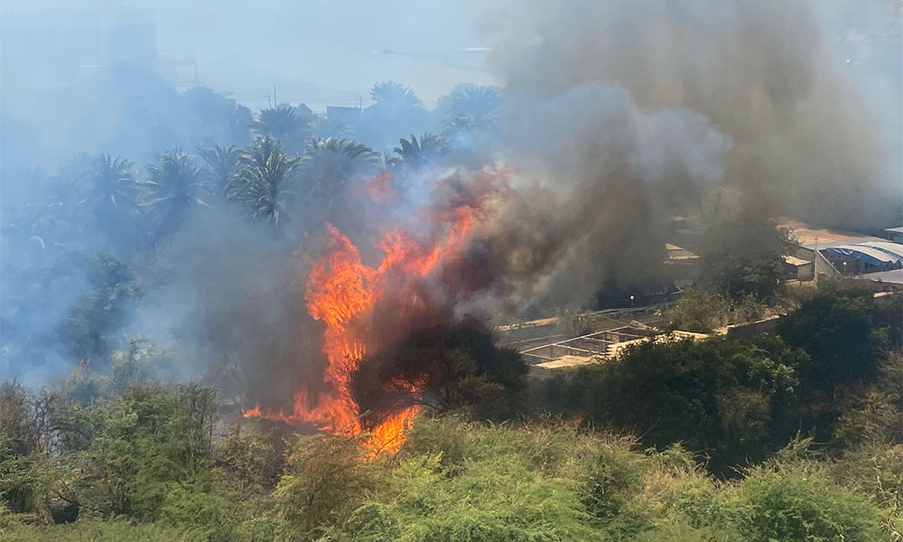 Incêndio de grandes proporções deflagra na zona de Fundo Cobom, Praia