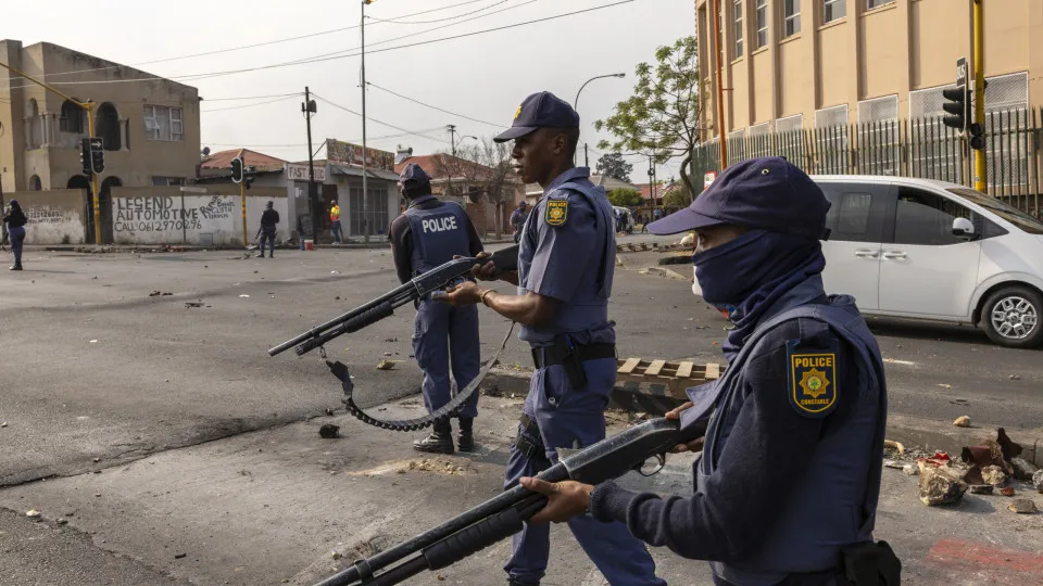 Dois Suspeitos de Assalto Mortos em Confronto com Polícia na África do Sul Dois Suspeitos de Assalto Mortos em Confronto com Polícia na África do Sul
