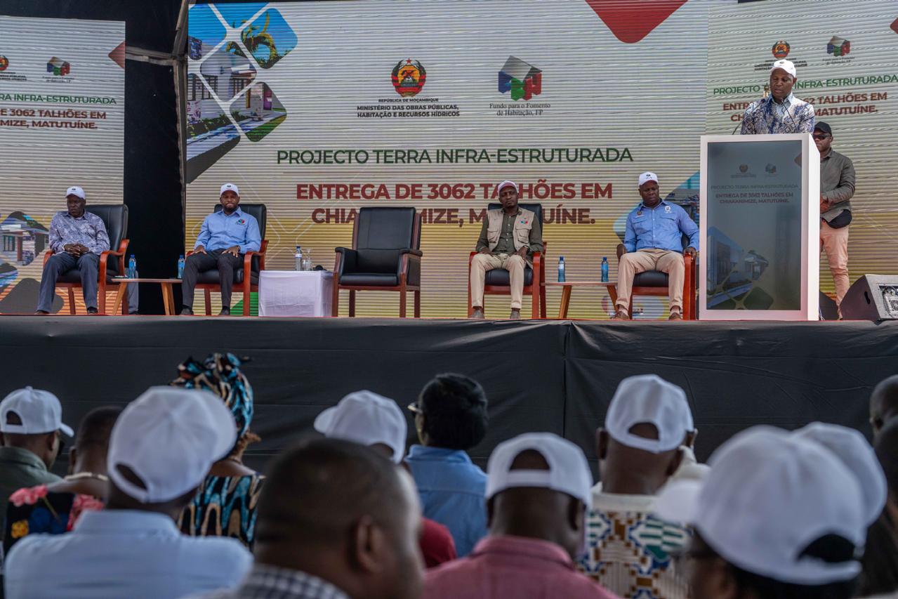 Presidente de Moçambique entrega mais de 3.000 lotes de terra em Matutuíne para planeamento urbano Presidente de Moçambique entrega mais de 3.000 lotes de terra em Matutuíne para planeamento urbano