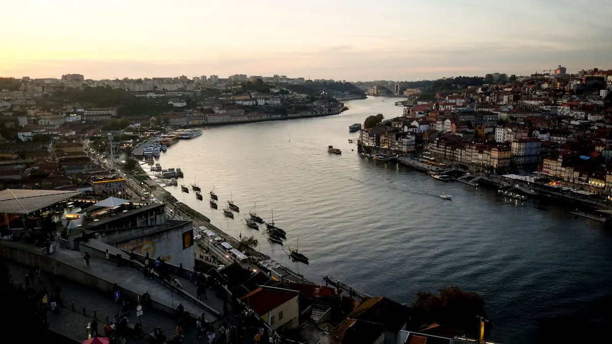 Crise Habitacional no Porto: Preços Insustentáveis Forçam Êxodo Urbano para os Arredores Crise Habitacional no Porto: Preços Insustentáveis Forçam Êxodo Urbano para os Arredores