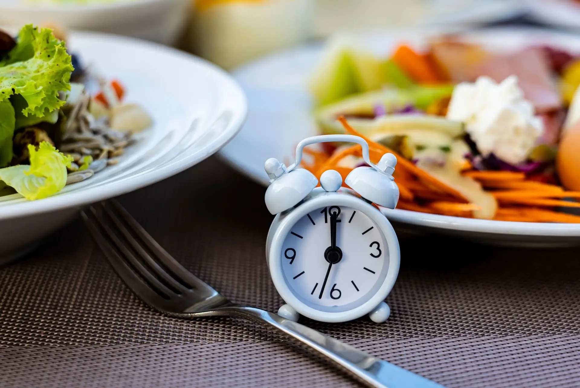 Jejum intermitente vs dietas tradicionais: qual é realmente melhor para emagrecer?