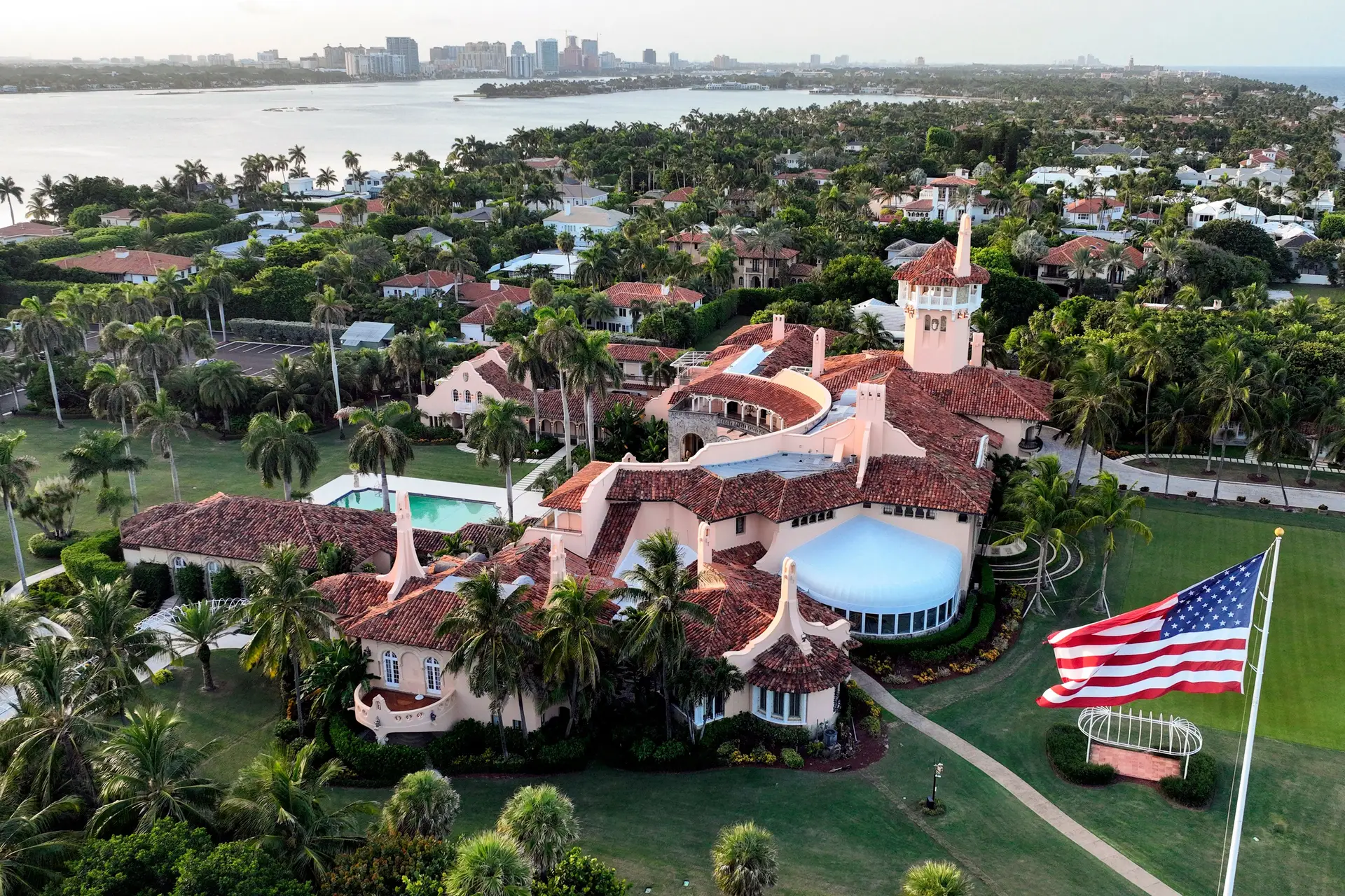 Incidente de Segurança em Mar-a-Lago: Homem Armado Abatido ao Tentar Invadir Residência de Donald Trump