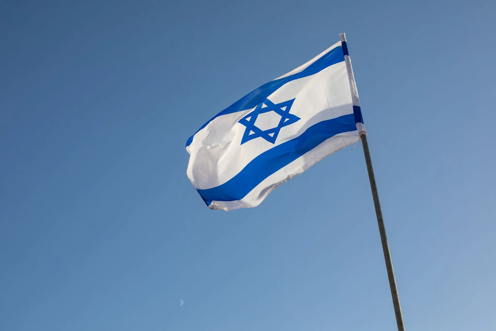 Ministro israelita hasteia bandeira em Monte Sartaba na Cisjordânia Ministro israelita hasteia bandeira em Monte Sartaba na Cisjordânia