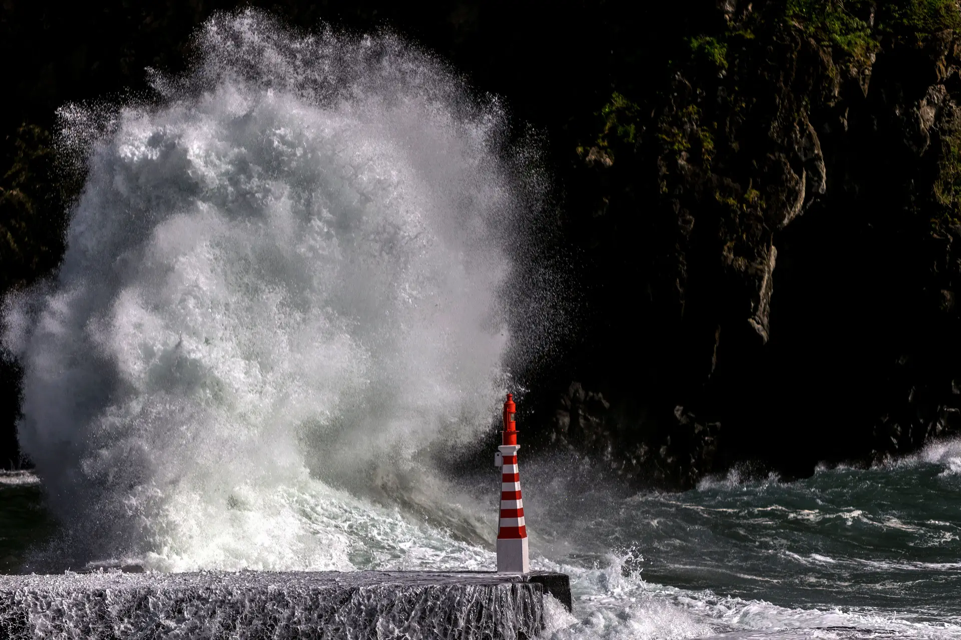 Condições Meteorológicas Adversas Levam ao Cancelamento de Ligações Marítimas nos Açores