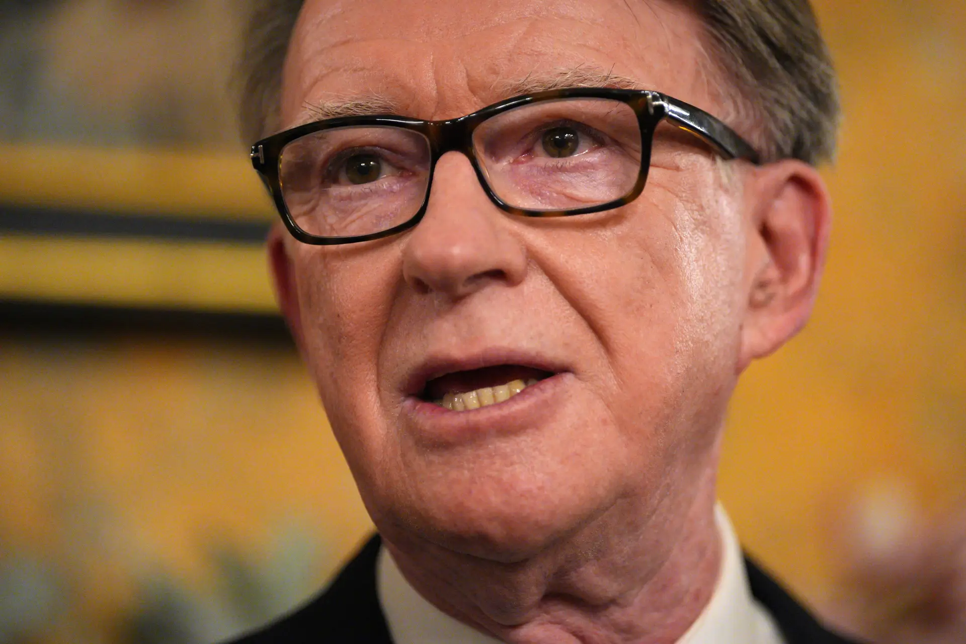 Ex-embaixador britânico Peter Mandelson libertado sob fiança no âmbito do caso Epstein: análise aprofundada das implicações políticas