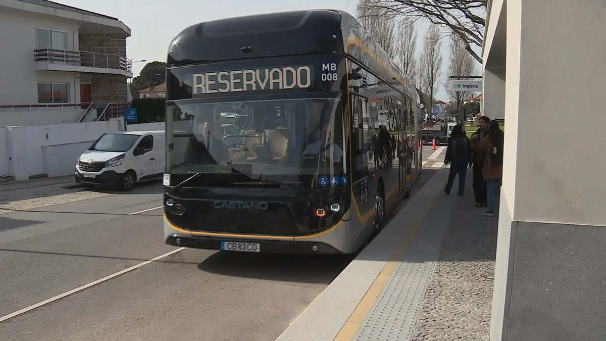 Metrobus do Porto inicia operações após anos de polémica e atrasos: uma análise do novo transporte sustentável