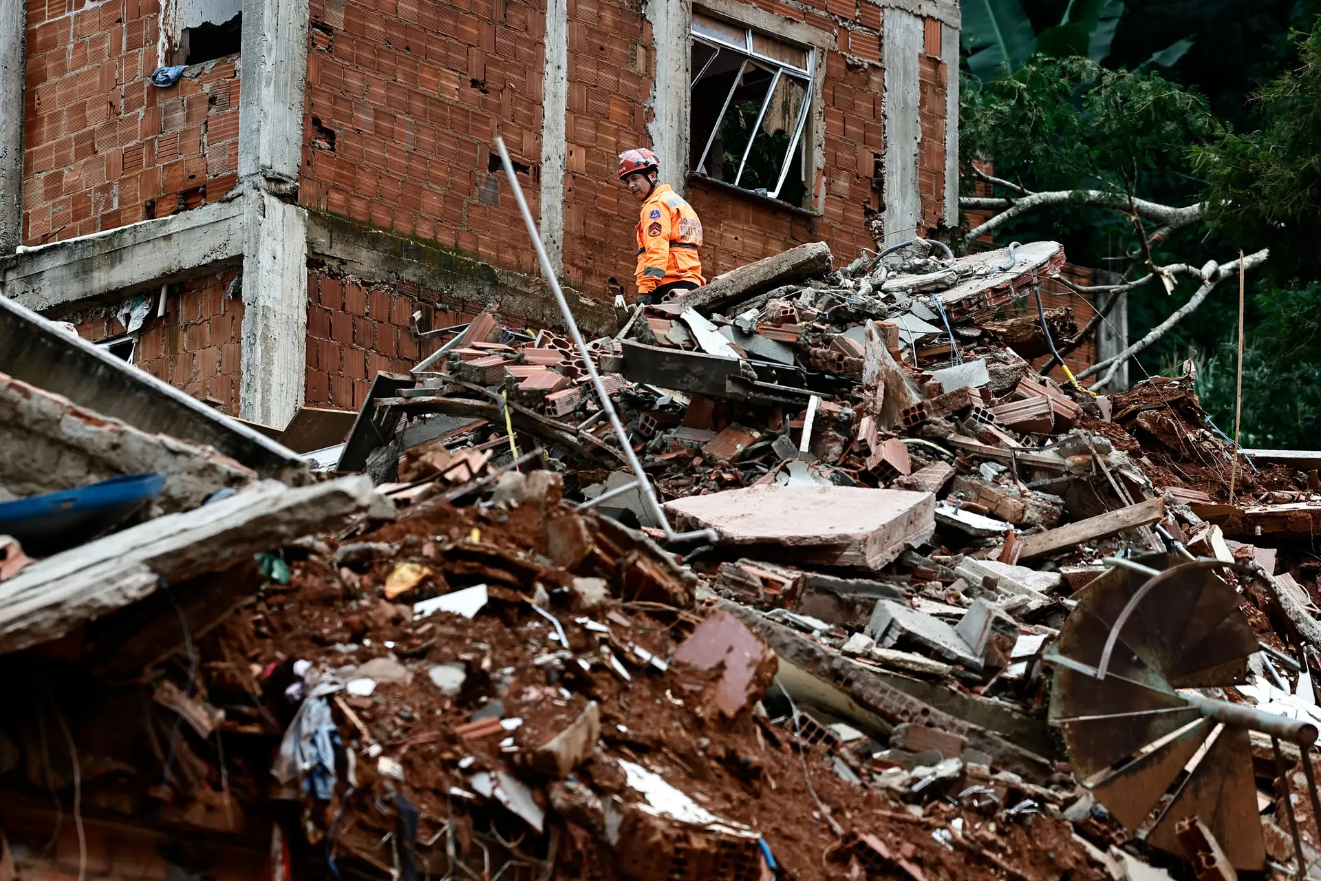 Tragédia em Minas Gerais: Chuvas intensas elevam para 28 o número de mortos e deixam rasto de destruição