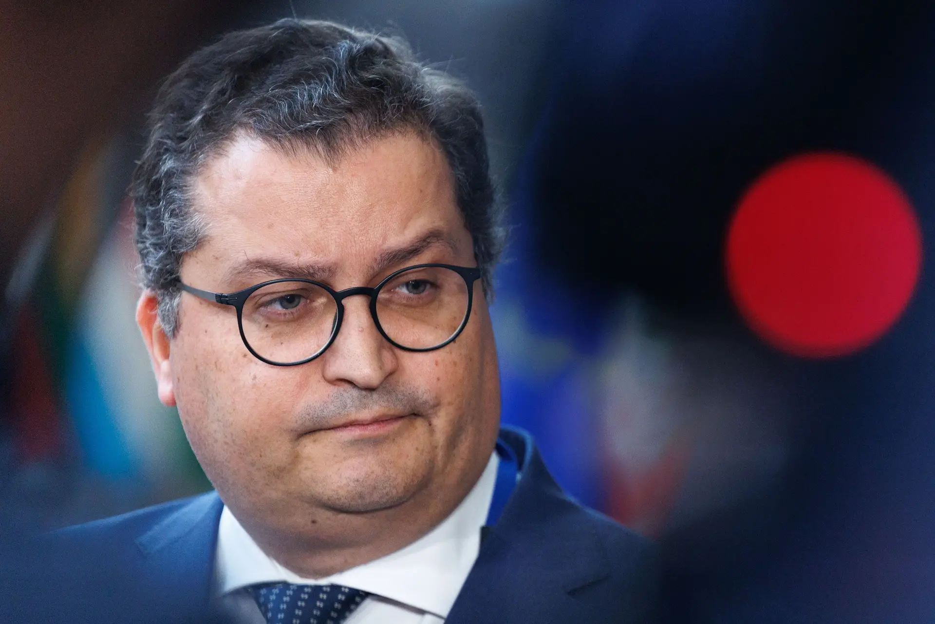 Ministro das Finanças hospitalizado em Lisboa: Suspeita de AIT e implicações políticas em análise