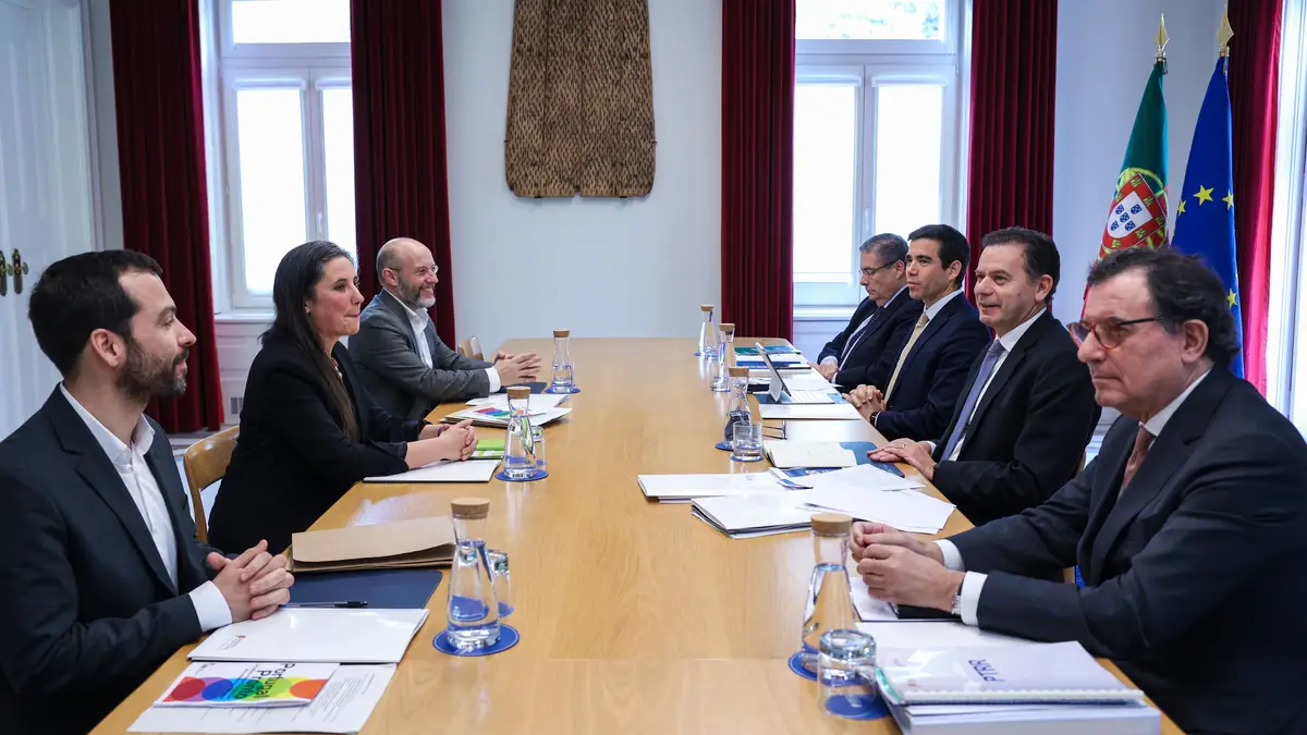 Governo Português Inicia Diálogo com Partidos para Programa de Recuperação Pós-Tempestades: Foco em Fundo de Catástrofe e Reforma Ministerial