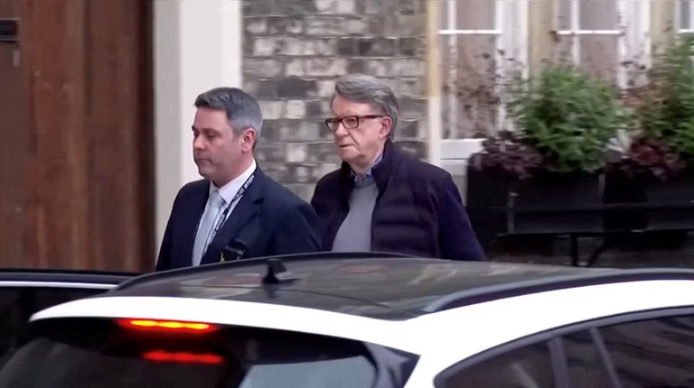 Ex-embaixador britânico Peter Mandelson libertado sob fiança após detenção em investigação sobre ligações a Jeffrey Epstein