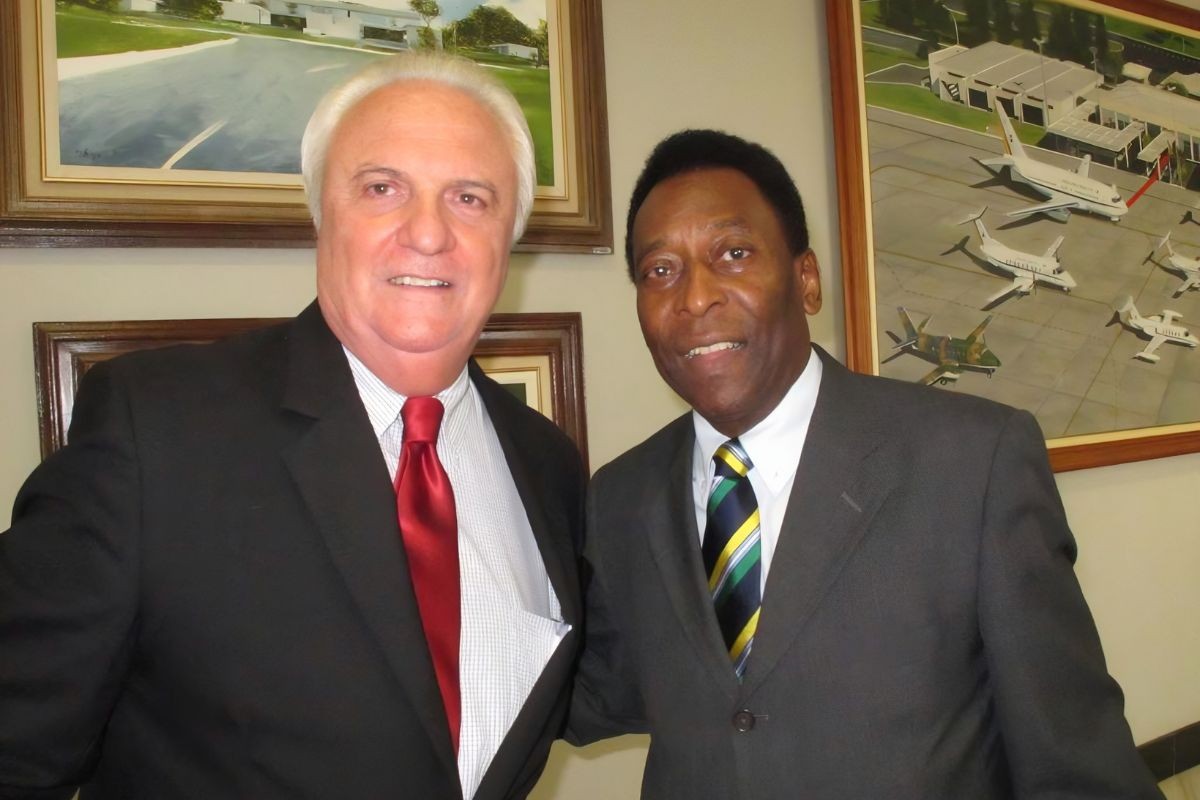 Ex-assessor de Pelé lança livro com revelações sobre a vida pessoal do ícone do futebol Ex-assessor de Pelé lança livro com revelações sobre a vida pessoal do ícone do futebol