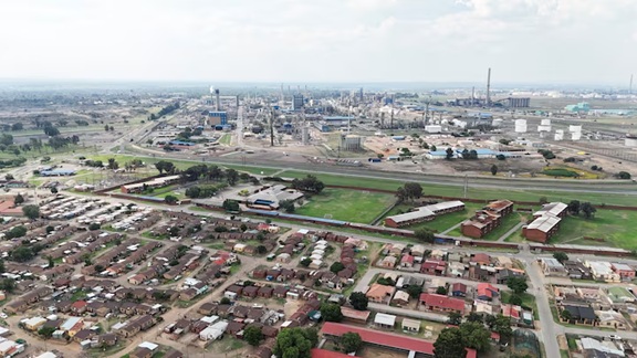 Sasol regista queda de 34% no lucro semestral devido à descida dos preços do petróleo e químicos Sasol regista queda de 34% no lucro semestral devido à descida dos preços do petróleo e químicos